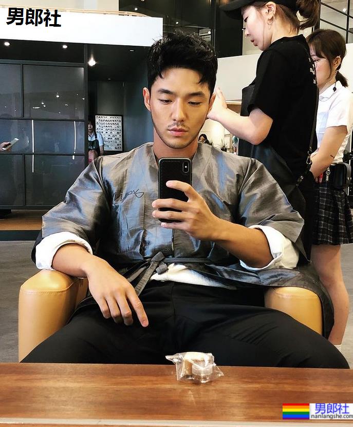 186cm天菜飞行员晒与男生亲密合照？他们的关系竟然如此玄妙！ - 51虹马