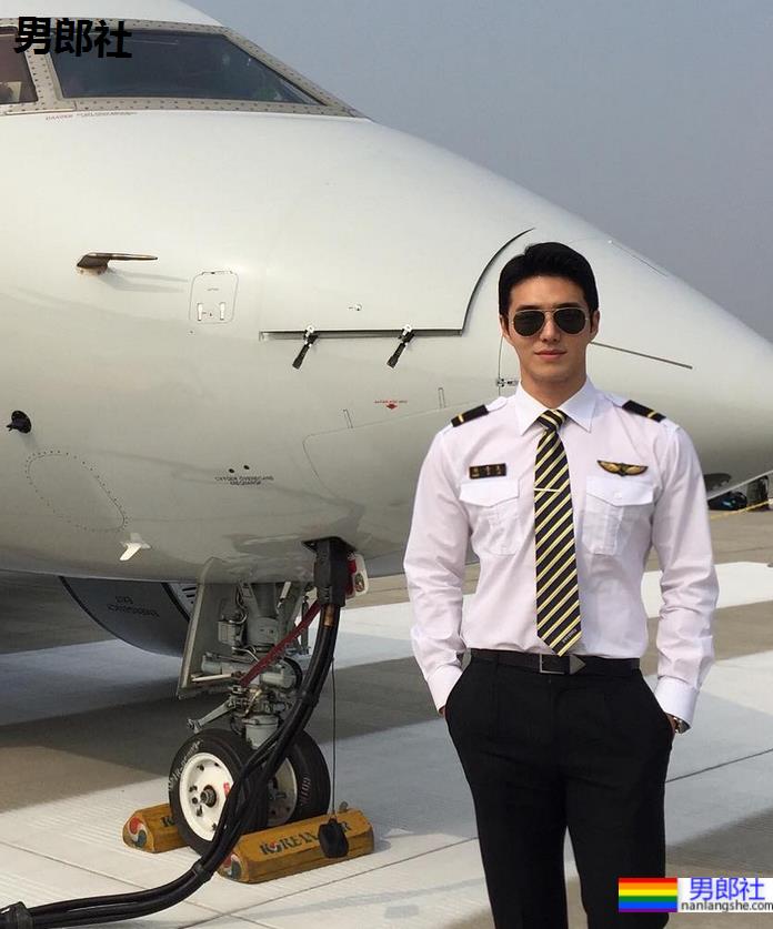 186cm天菜飞行员晒与男生亲密合照？他们的关系竟然如此玄妙！ - 51虹马