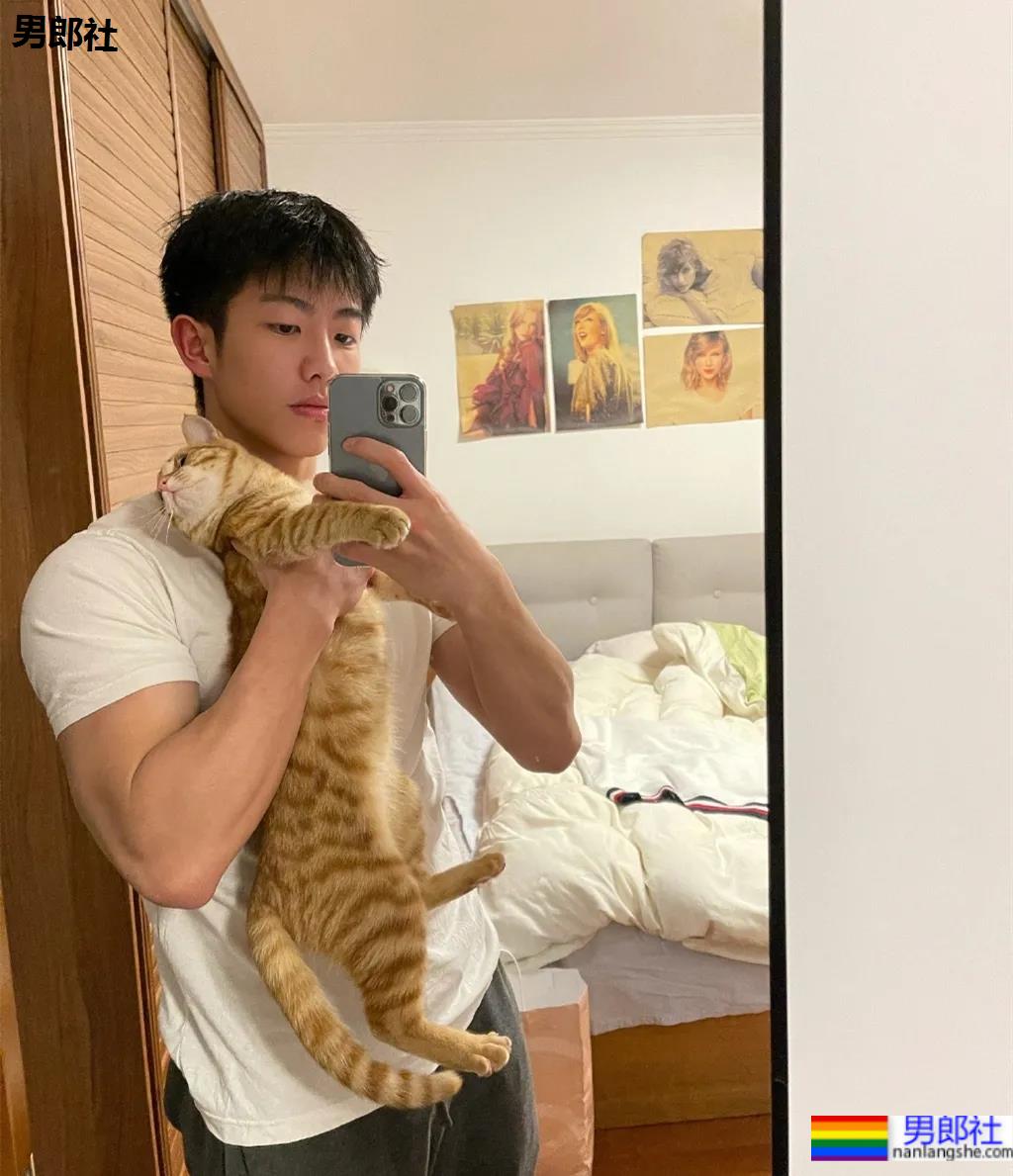 童颜巨肌大一学霸帅哥，在家直播这个走红！ - 51虹马