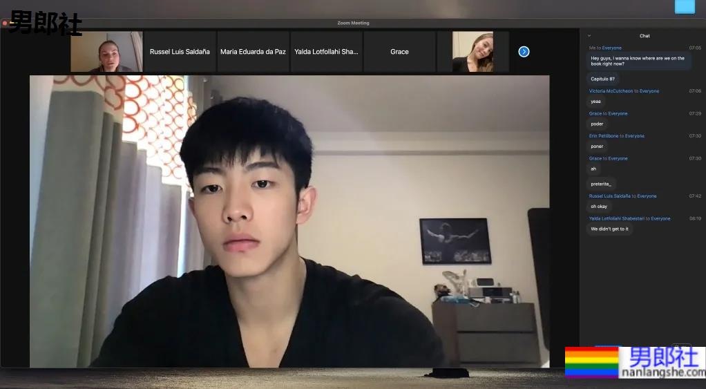 童颜巨肌大一学霸帅哥，在家直播这个走红！ - 51虹马