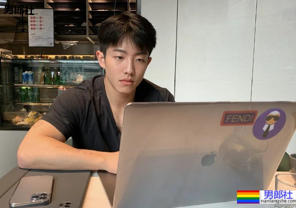 童颜巨肌大一学霸帅哥，在家直播这个走红！ - 51虹马