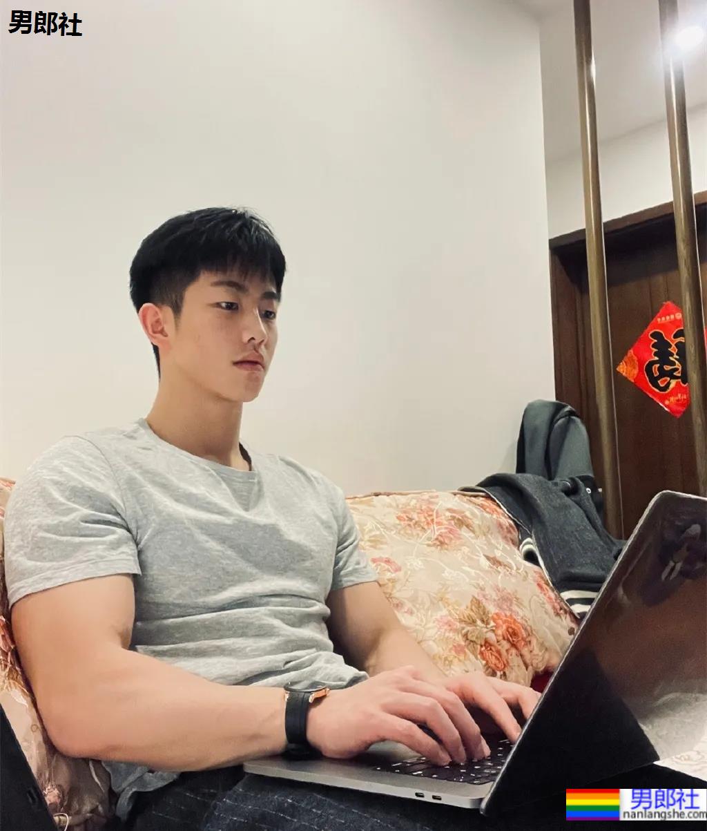 童颜巨肌大一学霸帅哥，在家直播这个走红！ - 51虹马