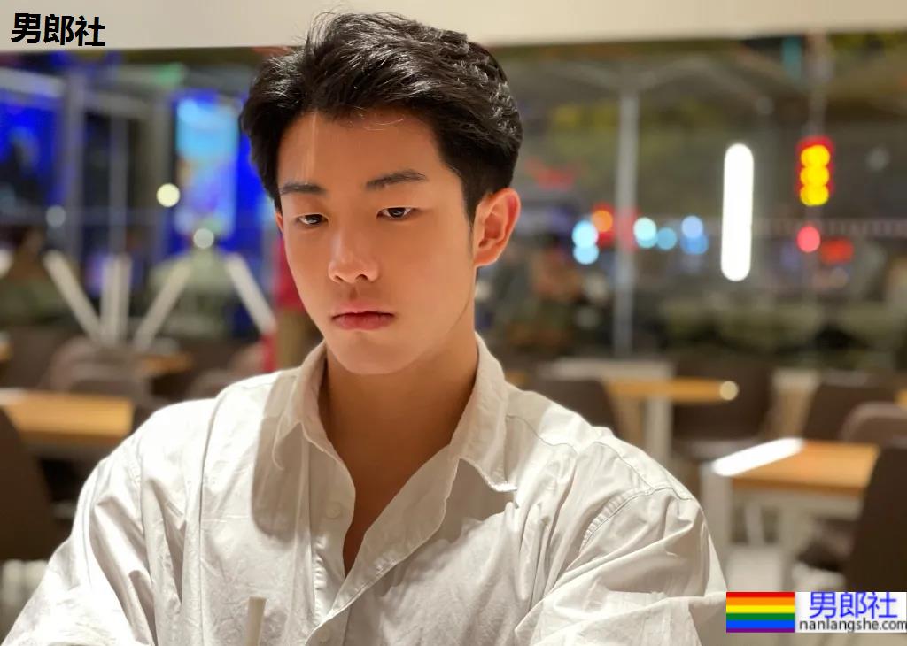 童颜巨肌大一学霸帅哥，在家直播这个走红！ - 51虹马