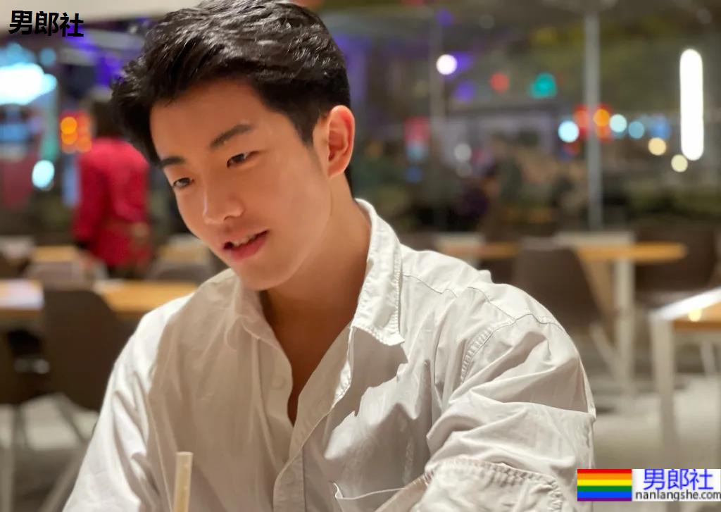 童颜巨肌大一学霸帅哥，在家直播这个走红！ - 51虹马