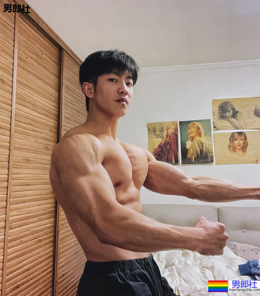 童颜巨肌大一学霸帅哥，在家直播这个走红！ - 51虹马