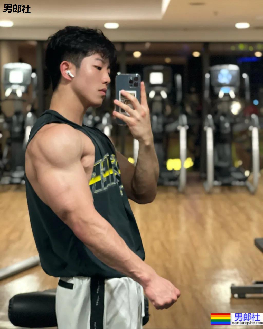 童颜巨肌大一学霸帅哥，在家直播这个走红！ - 51虹马