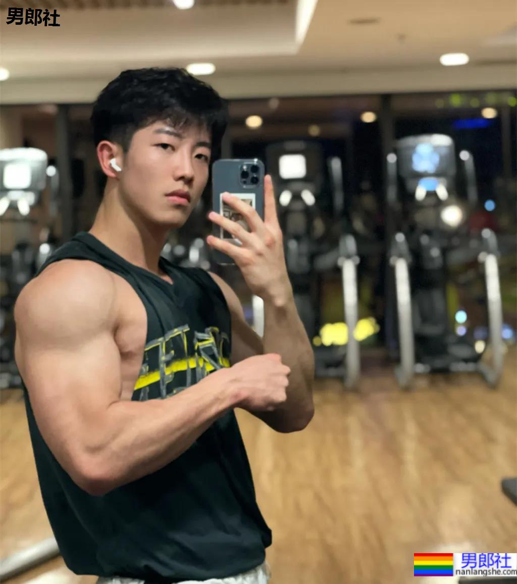 童颜巨肌大一学霸帅哥，在家直播这个走红！ - 51虹马