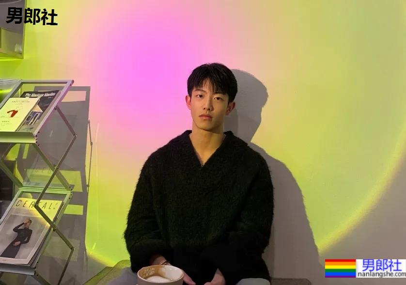 童颜巨肌大一学霸帅哥，在家直播这个走红！ - 51虹马