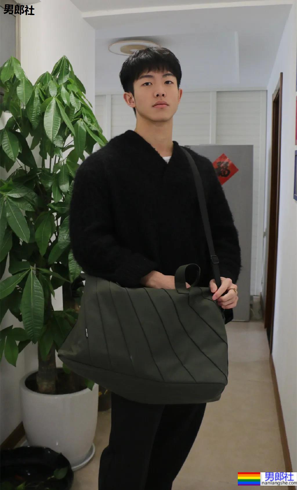 童颜巨肌大一学霸帅哥，在家直播这个走红！ - 51虹马