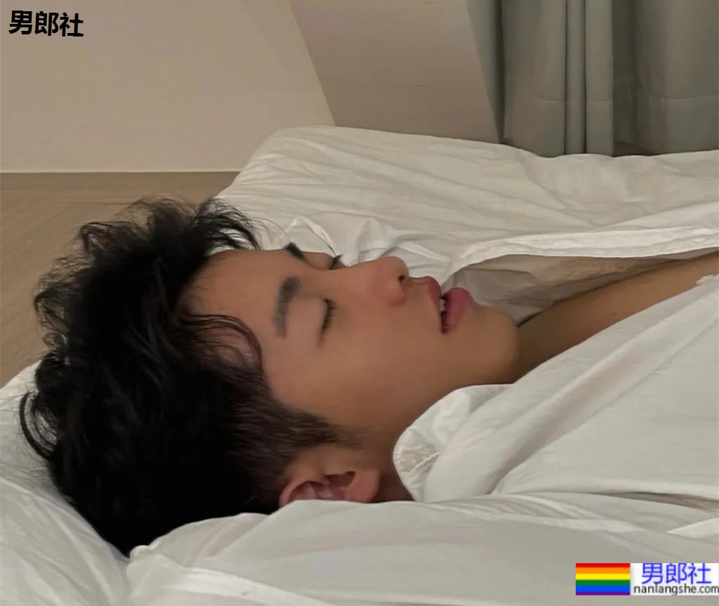 童颜巨肌大一学霸帅哥，在家直播这个走红！ - 51虹马