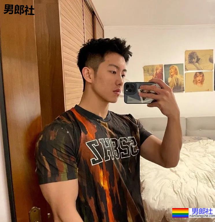 童颜巨肌大一学霸帅哥，在家直播这个走红！ - 51虹马