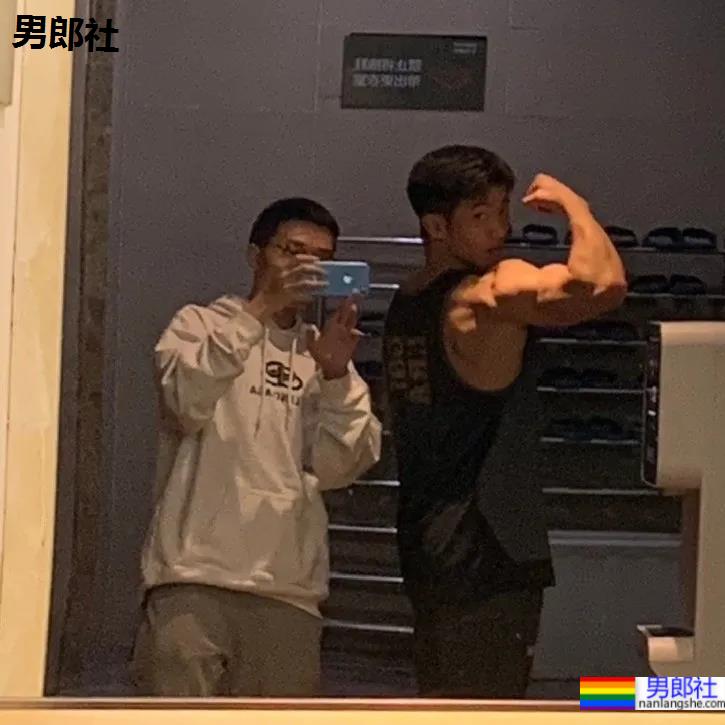 童颜巨肌大一学霸帅哥，在家直播这个走红！ - 51虹马