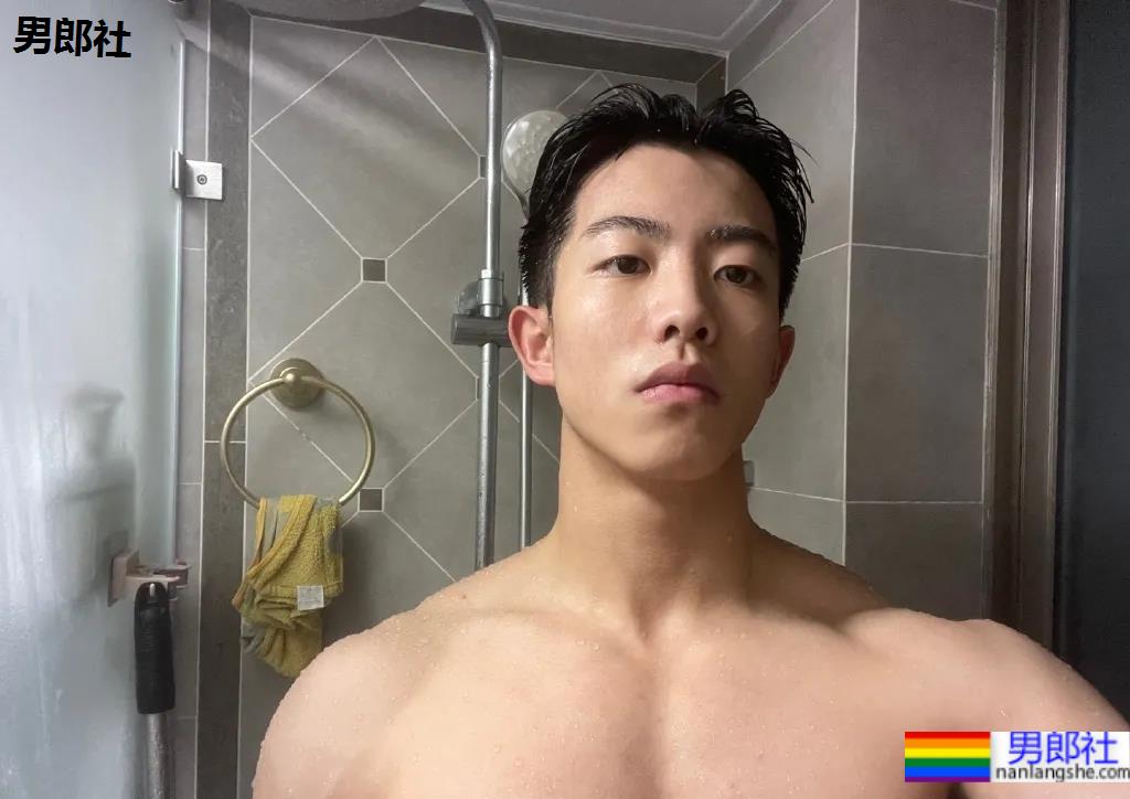 童颜巨肌大一学霸帅哥，在家直播这个走红！ - 51虹马