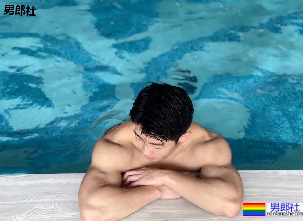 童颜巨肌大一学霸帅哥，在家直播这个走红！ - 51虹马