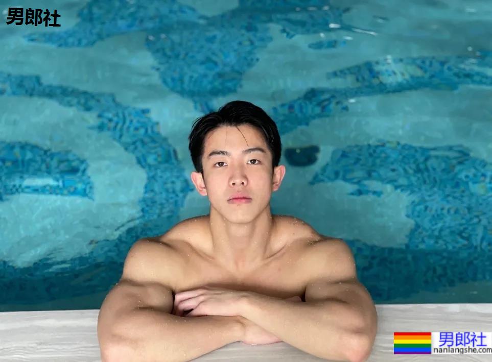 童颜巨肌大一学霸帅哥，在家直播这个走红！ - 51虹马