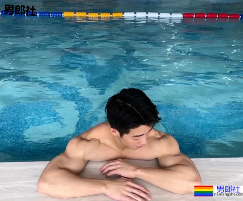 童颜巨肌大一学霸帅哥，在家直播这个走红！ - 51虹马