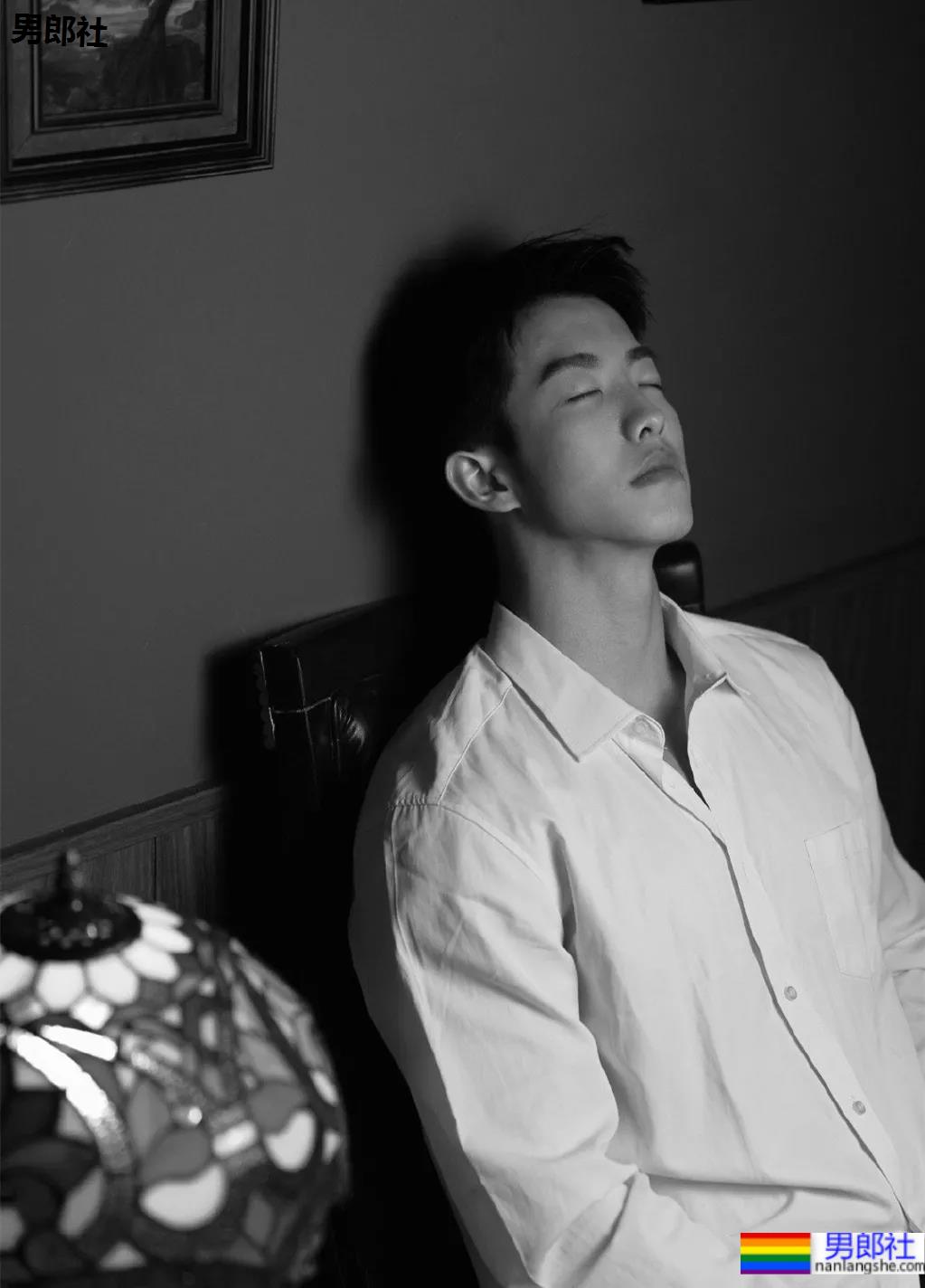 童颜巨肌大一学霸帅哥，在家直播这个走红！ - 51虹马