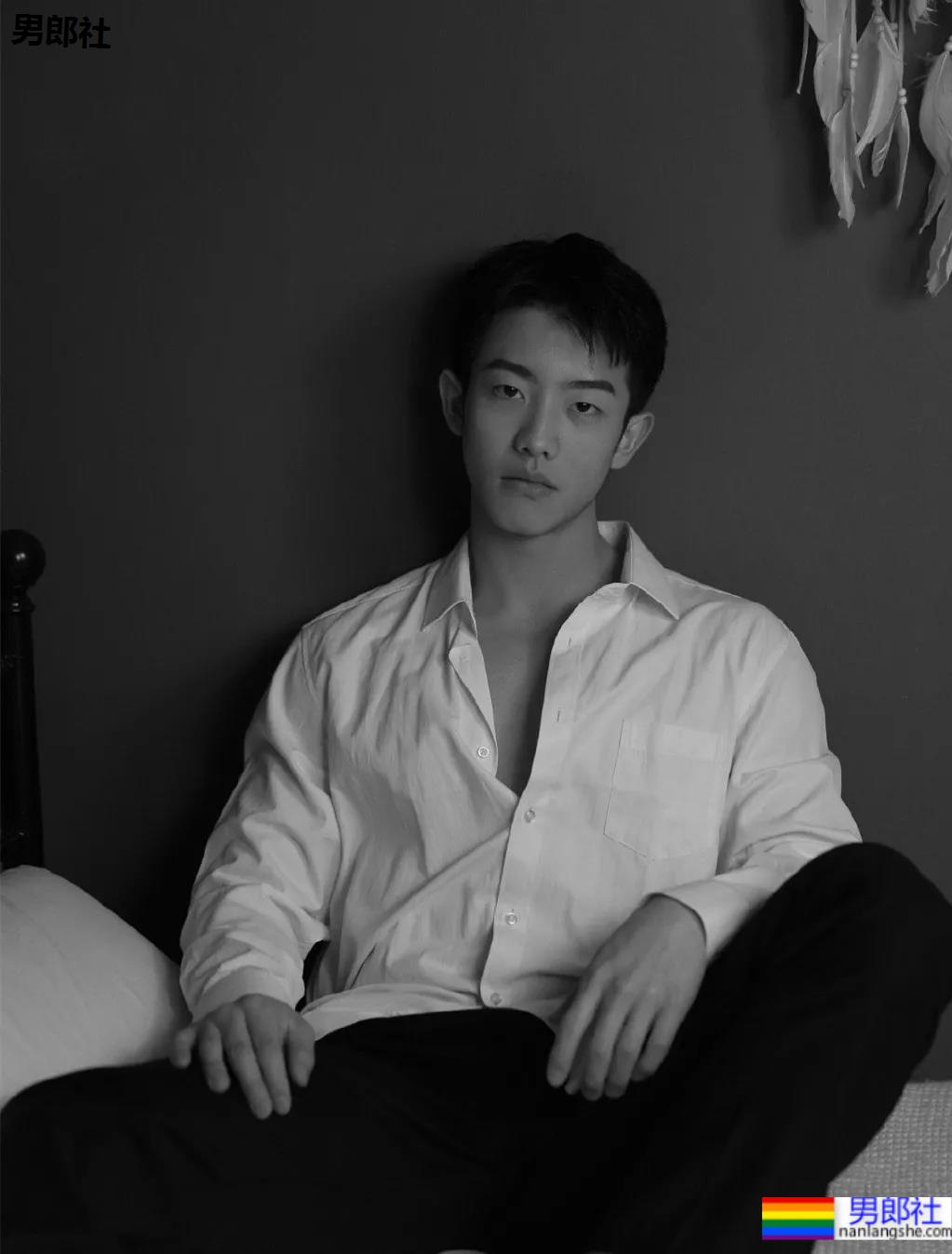 童颜巨肌大一学霸帅哥，在家直播这个走红！ - 51虹马