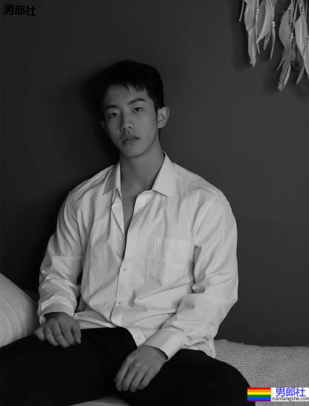 童颜巨肌大一学霸帅哥，在家直播这个走红！ - 51虹马