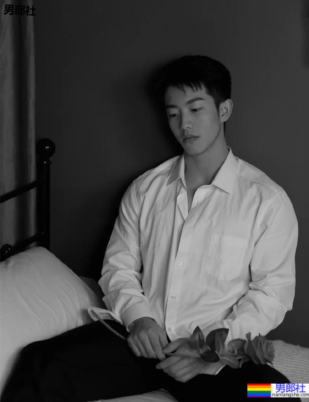 童颜巨肌大一学霸帅哥，在家直播这个走红！ - 51虹马