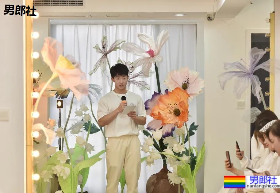 童颜巨肌大一学霸帅哥，在家直播这个走红！ - 51虹马