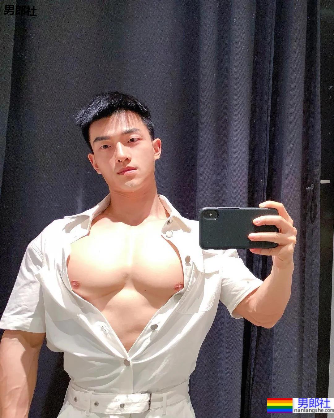 更衣室自拍的翘臀队长，这身材长得真强大呀！ - 51虹马