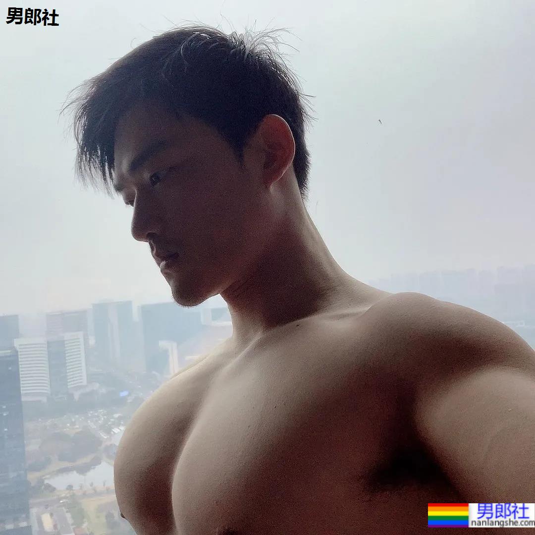 更衣室自拍的翘臀队长，这身材长得真强大呀！ - 51虹马