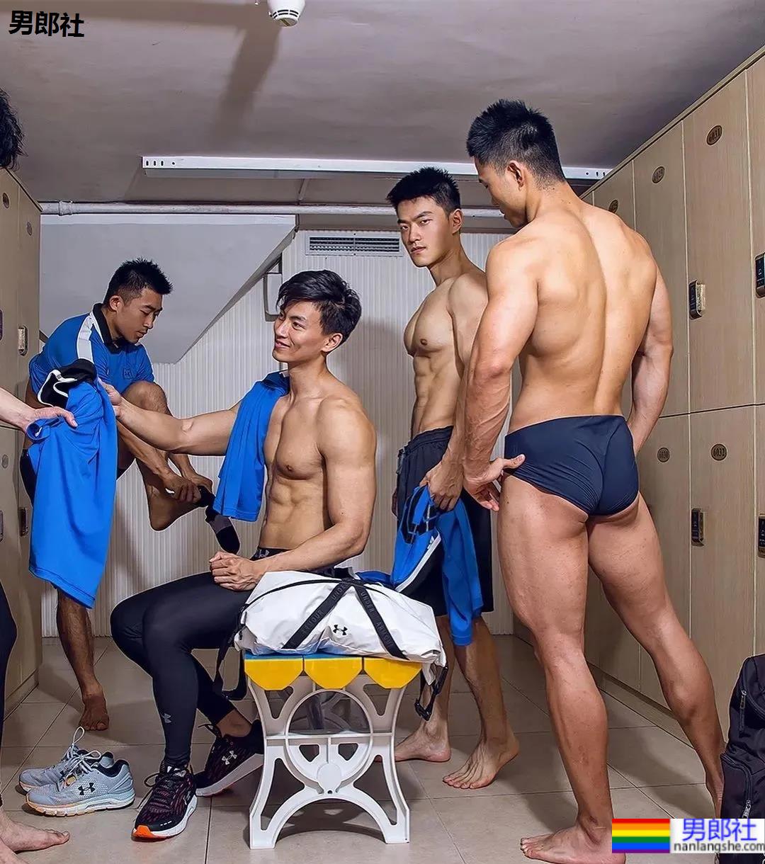 更衣室自拍的翘臀队长，这身材长得真强大呀！ - 51虹马