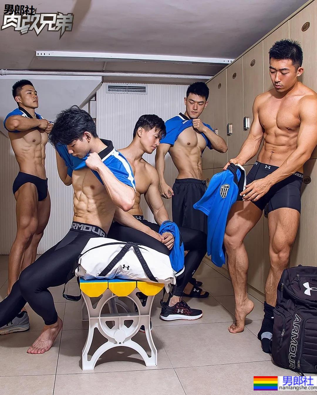 更衣室自拍的翘臀队长，这身材长得真强大呀！ - 51虹马