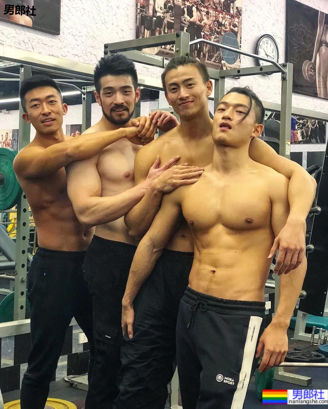 更衣室自拍的翘臀队长，这身材长得真强大呀！ - 51虹马