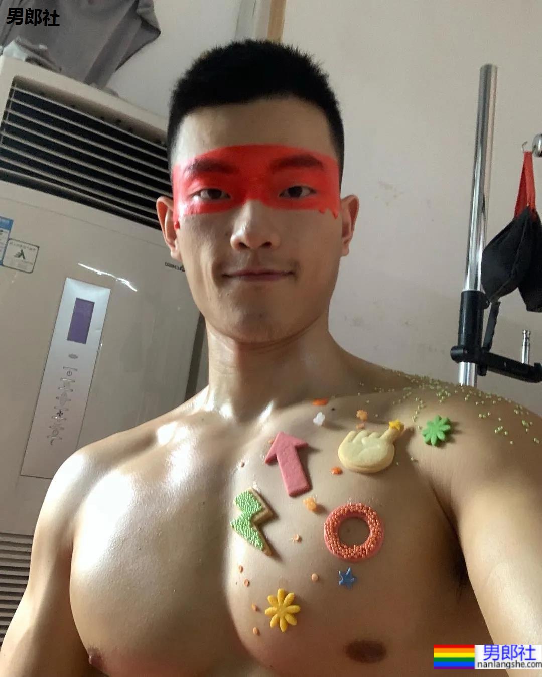 更衣室自拍的翘臀队长，这身材长得真强大呀！ - 51虹马