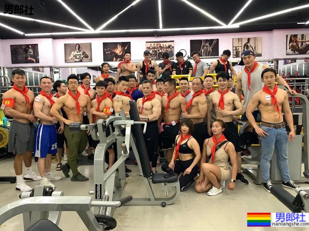 更衣室自拍的翘臀队长，这身材长得真强大呀！ - 51虹马