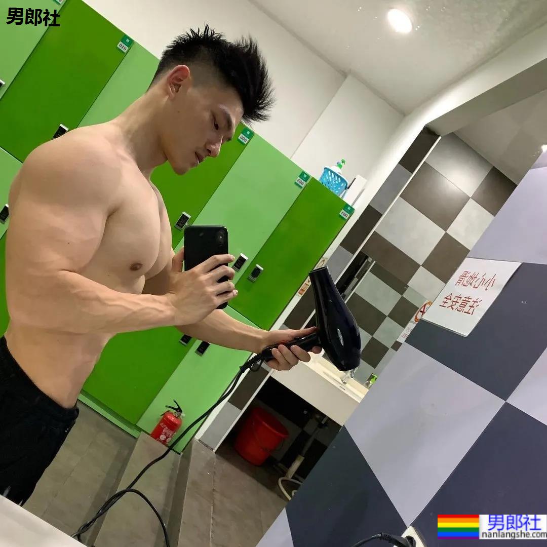 更衣室自拍的翘臀队长，这身材长得真强大呀！ - 51虹马