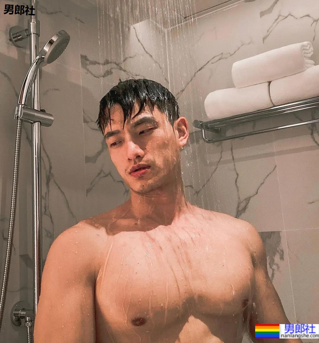 更衣室自拍的翘臀队长，这身材长得真强大呀！ - 51虹马