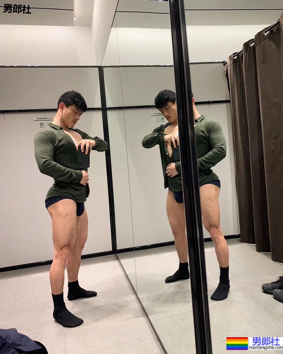 更衣室自拍的翘臀队长，这身材长得真强大呀！ - 51虹马