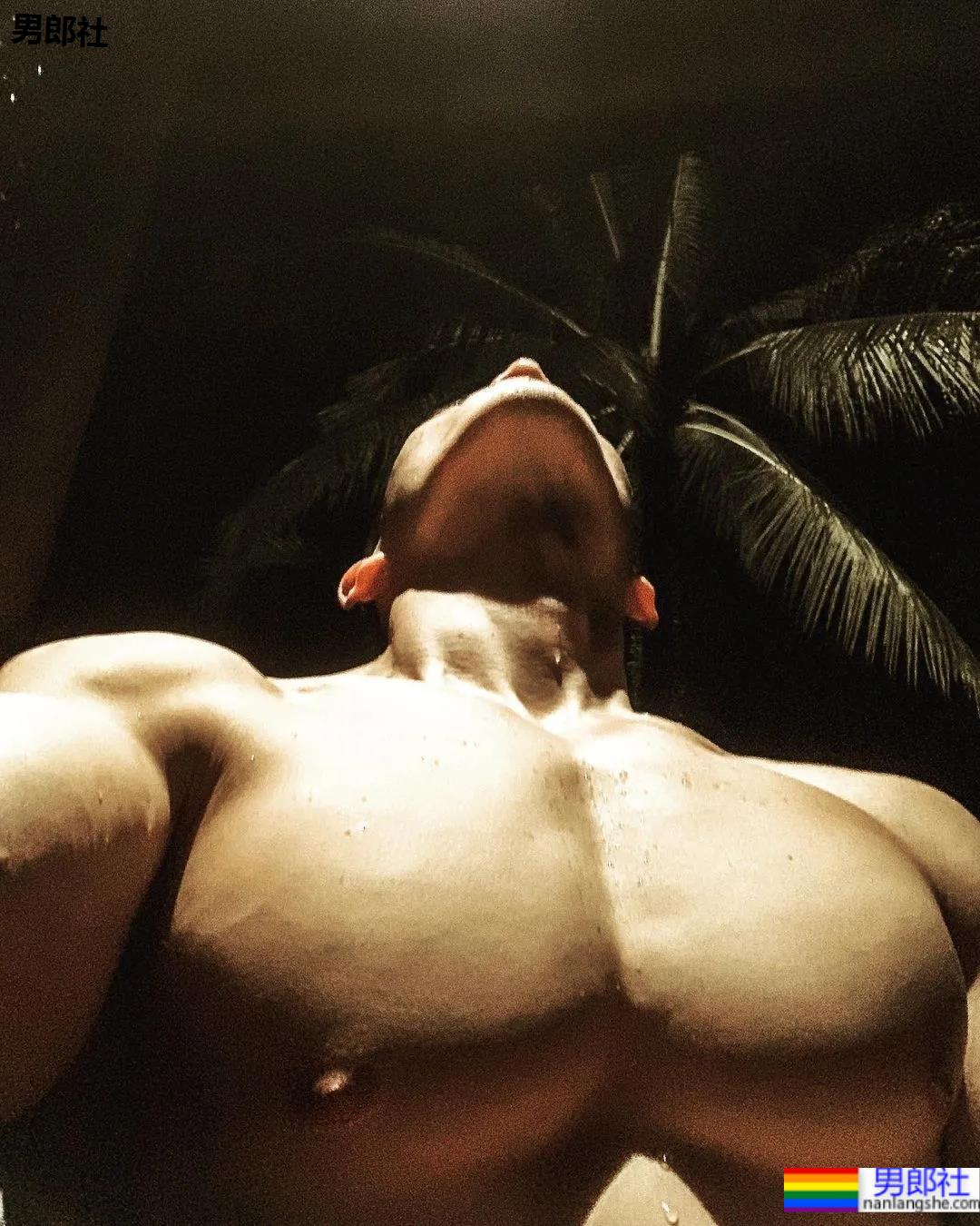 更衣室自拍的翘臀队长，这身材长得真强大呀！ - 51虹马