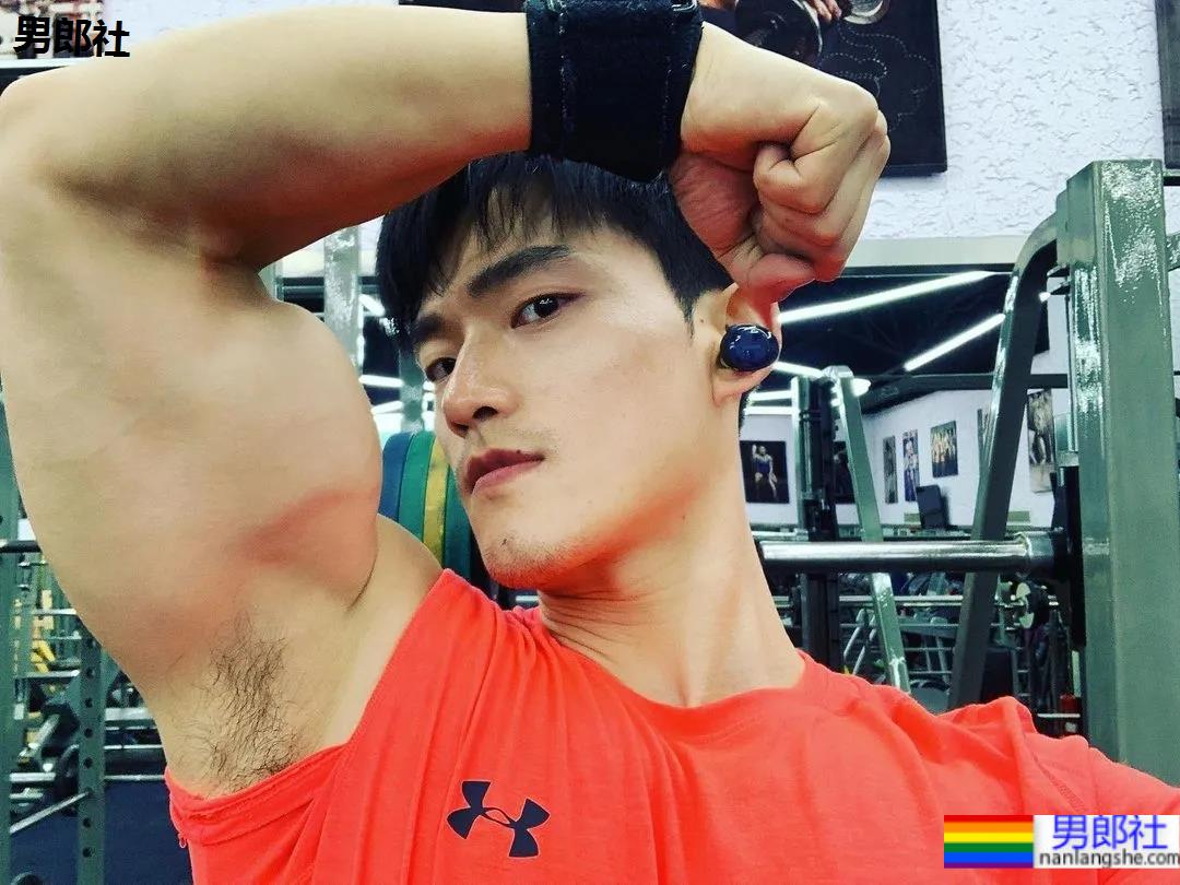 更衣室自拍的翘臀队长，这身材长得真强大呀！ - 51虹马