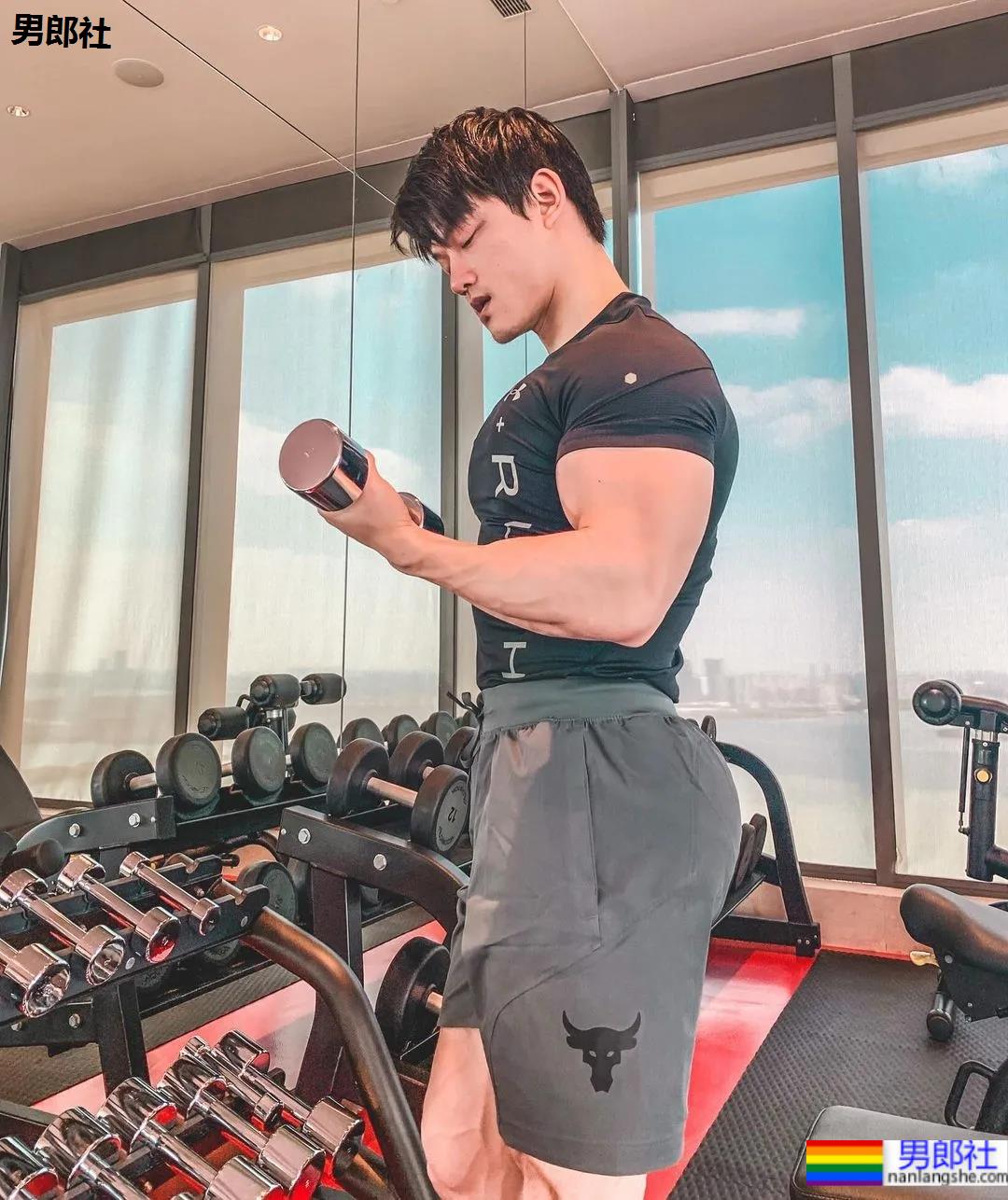 更衣室自拍的翘臀队长，这身材长得真强大呀！ - 51虹马