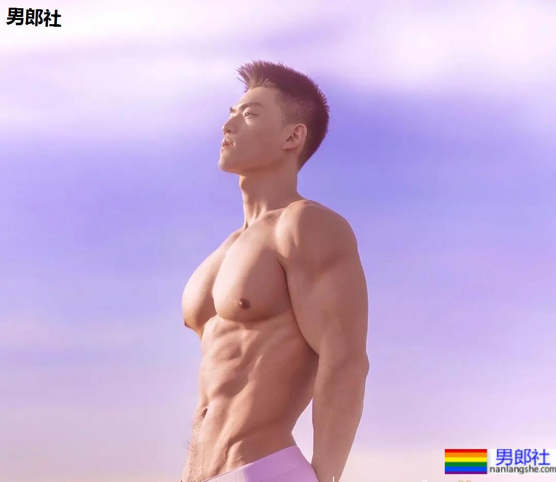 更衣室自拍的翘臀队长，这身材长得真强大呀！ - 51虹马