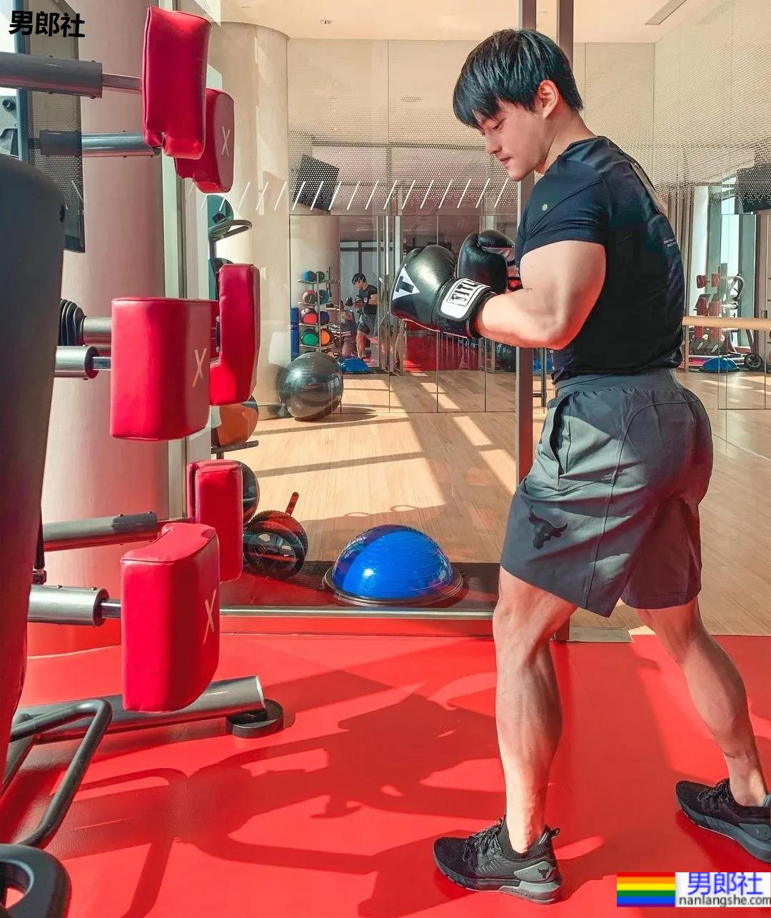 更衣室自拍的翘臀队长，这身材长得真强大呀！ - 51虹马