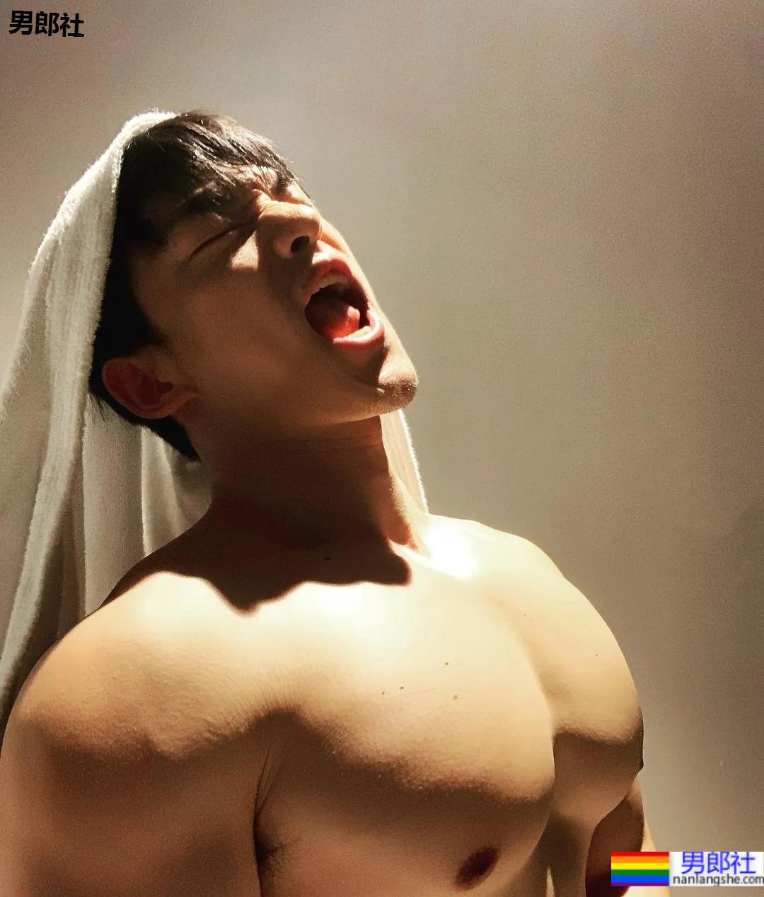 更衣室自拍的翘臀队长，这身材长得真强大呀！ - 51虹马