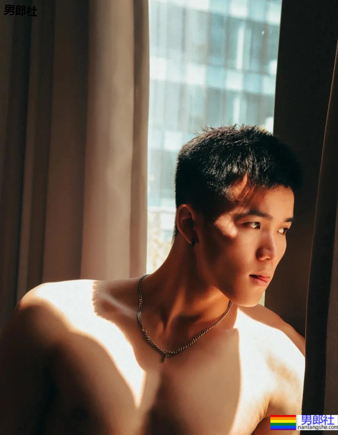 警察学院的体育生，大一就开始拍这么火爆的写真 - 51虹马