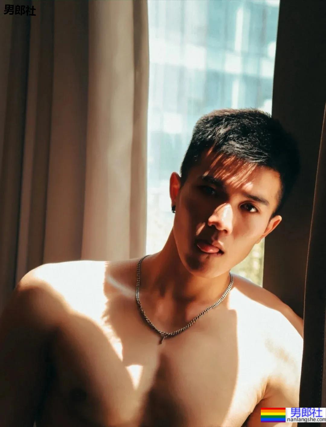 警察学院的体育生，大一就开始拍这么火爆的写真 - 51虹马