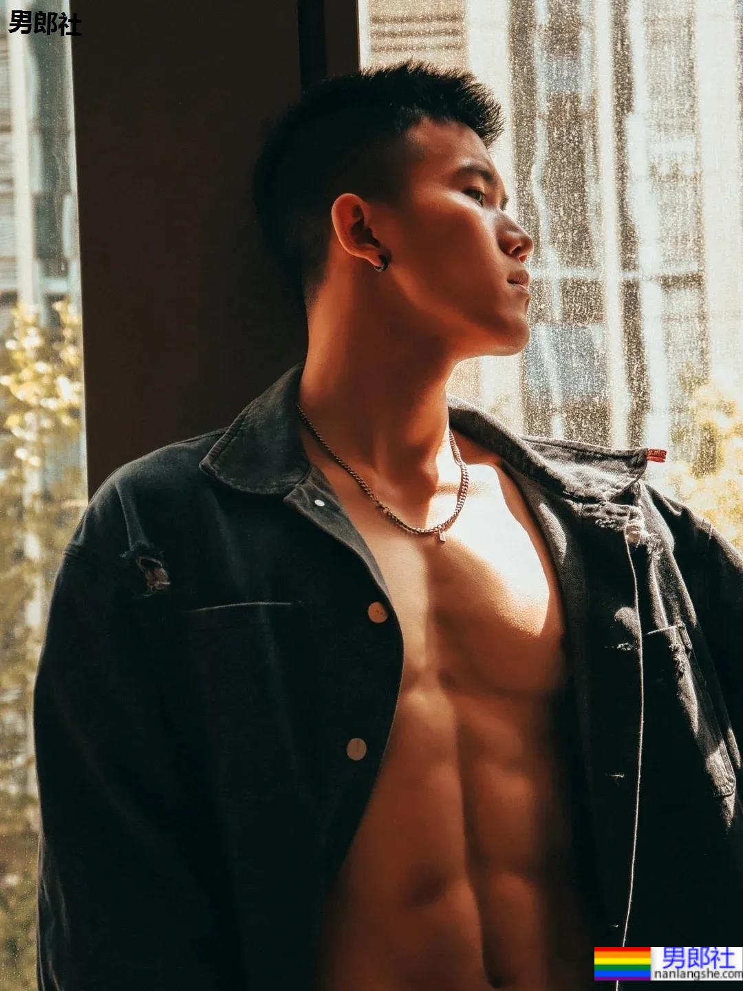 警察学院的体育生，大一就开始拍这么火爆的写真 - 51虹马