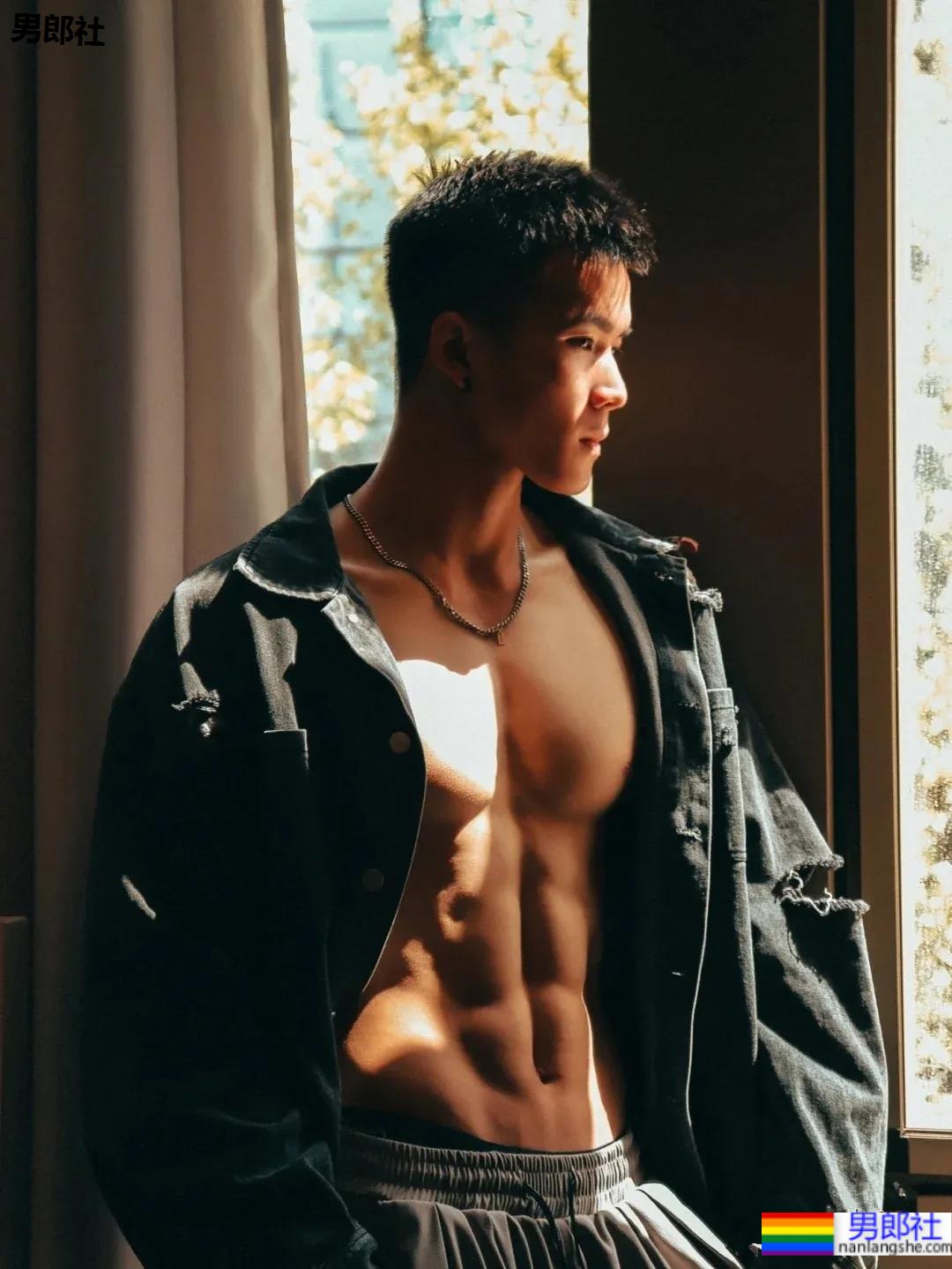 警察学院的体育生，大一就开始拍这么火爆的写真 - 51虹马