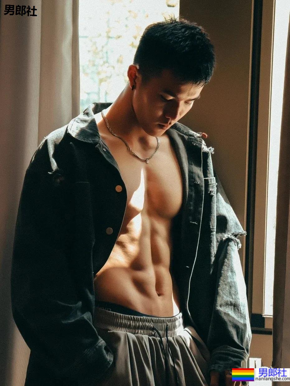 警察学院的体育生，大一就开始拍这么火爆的写真 - 51虹马