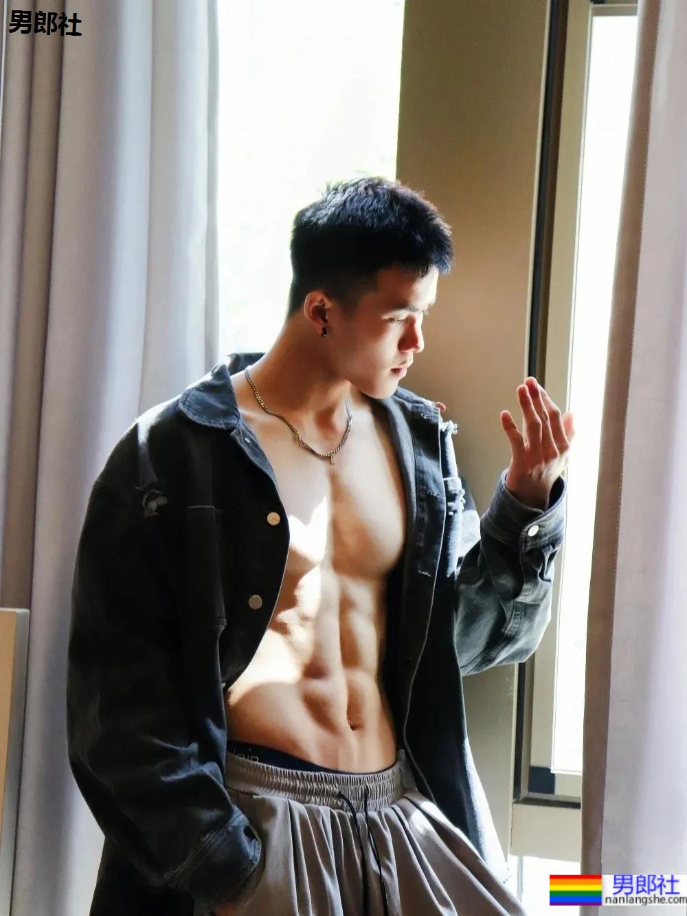 警察学院的体育生，大一就开始拍这么火爆的写真 - 51虹马