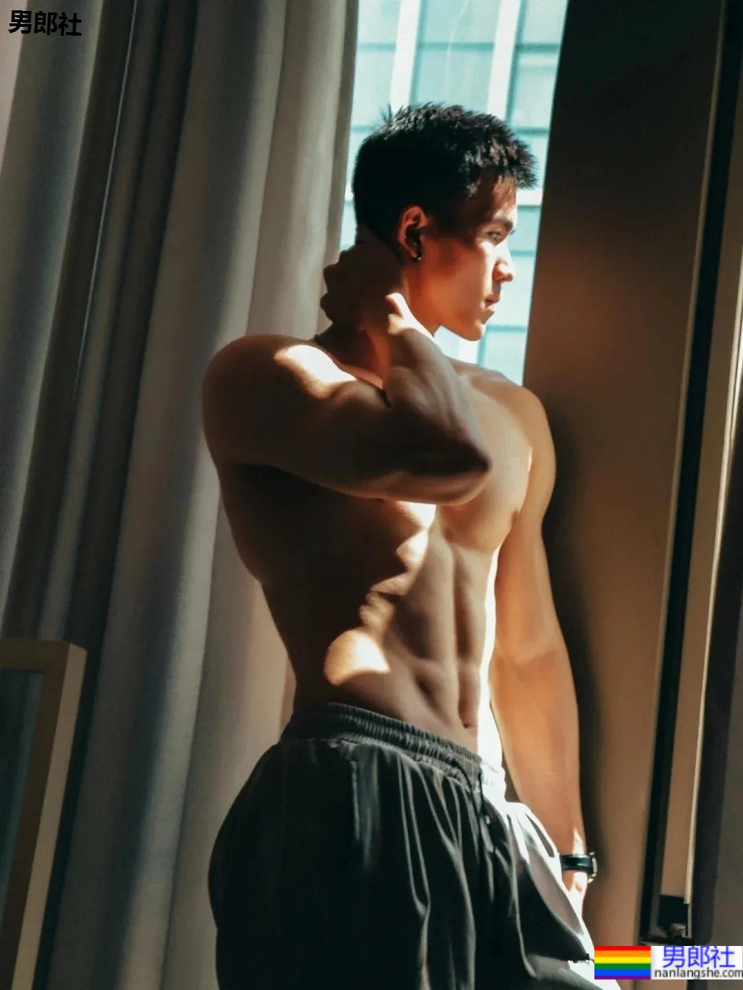 警察学院的体育生，大一就开始拍这么火爆的写真 - 51虹马