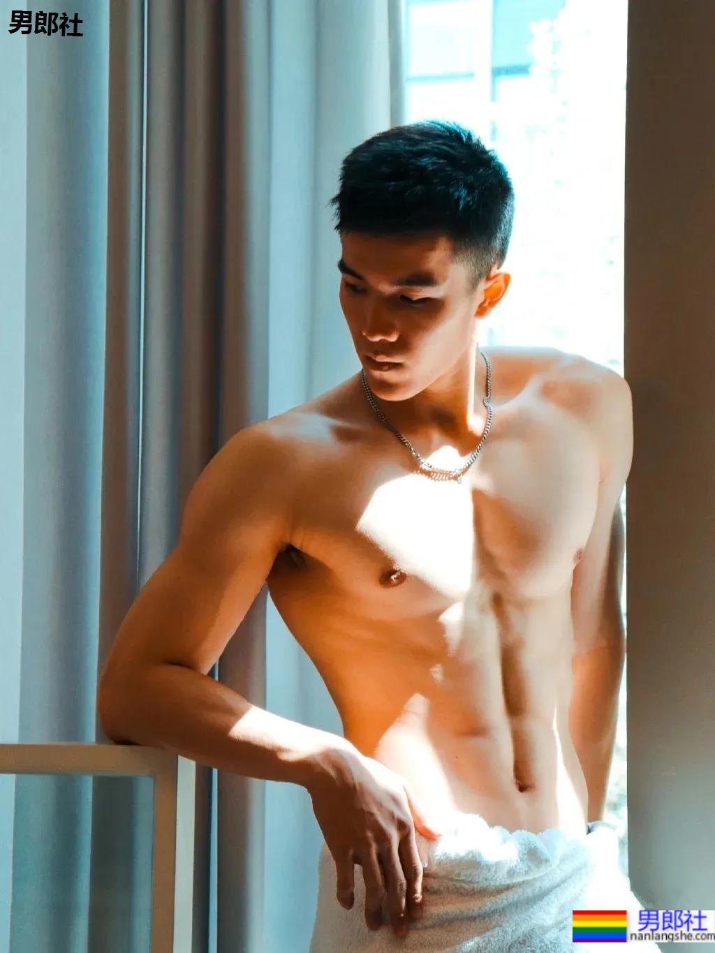 警察学院的体育生，大一就开始拍这么火爆的写真 - 51虹马