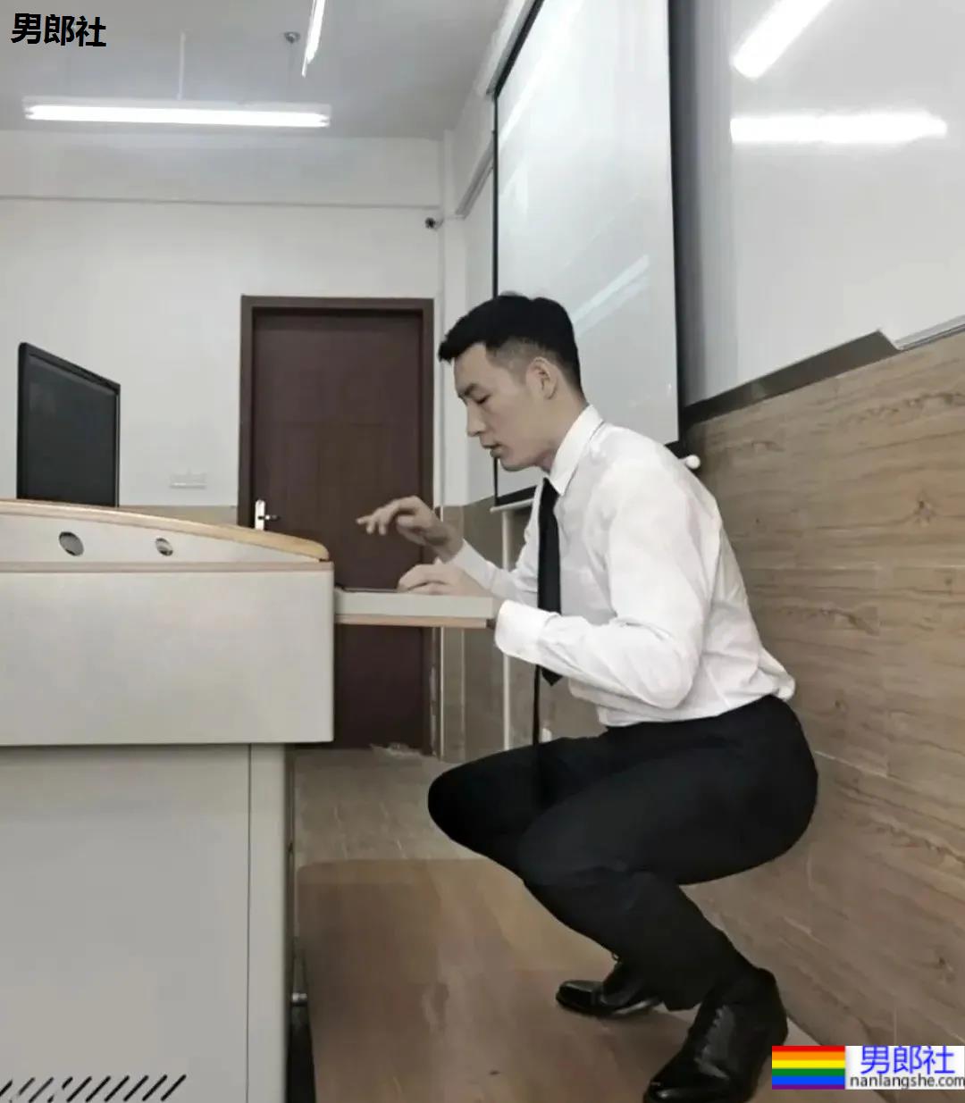 最近很火的厦门大学老师，正装私房帅照-51虹马